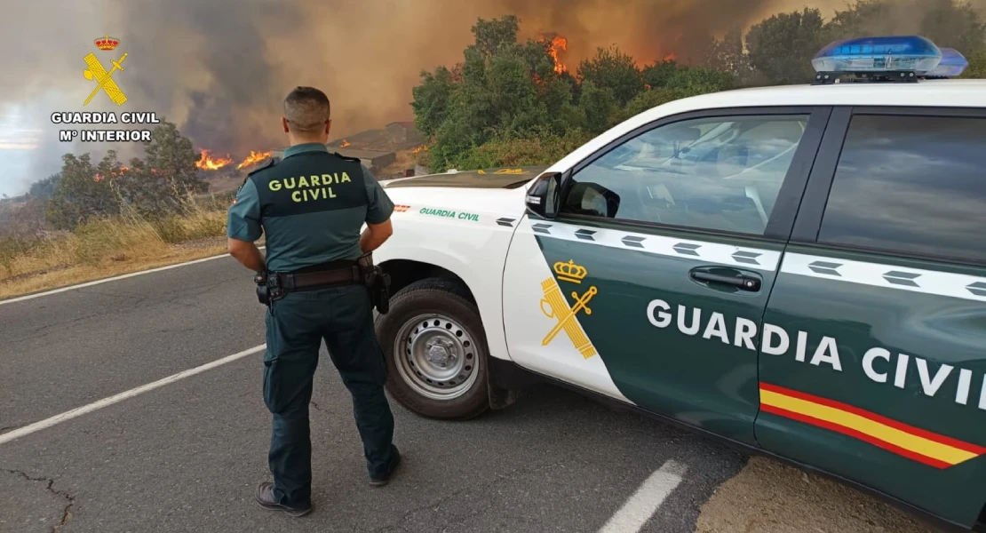 Consiguen abrir una vía para evacuar a los vecinos atrapados por el incendio en Cabezabellosa