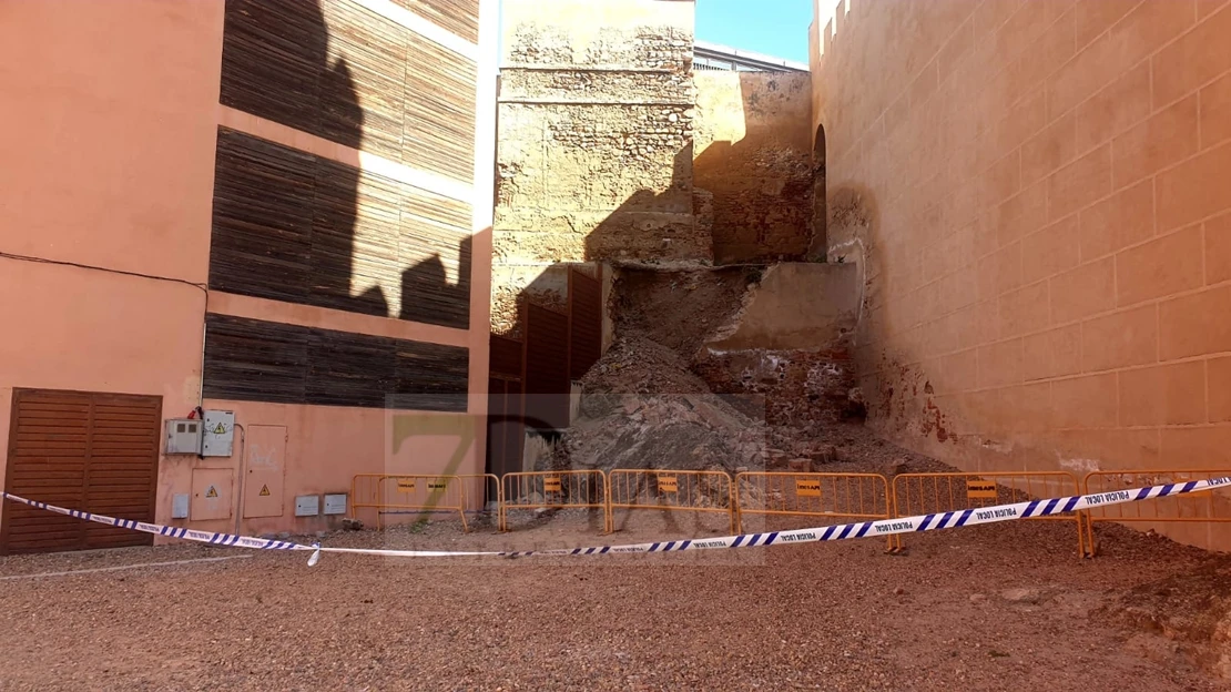 Se cae un tramo de la muralla de Badajoz situado junto a la torre de Espantaperros