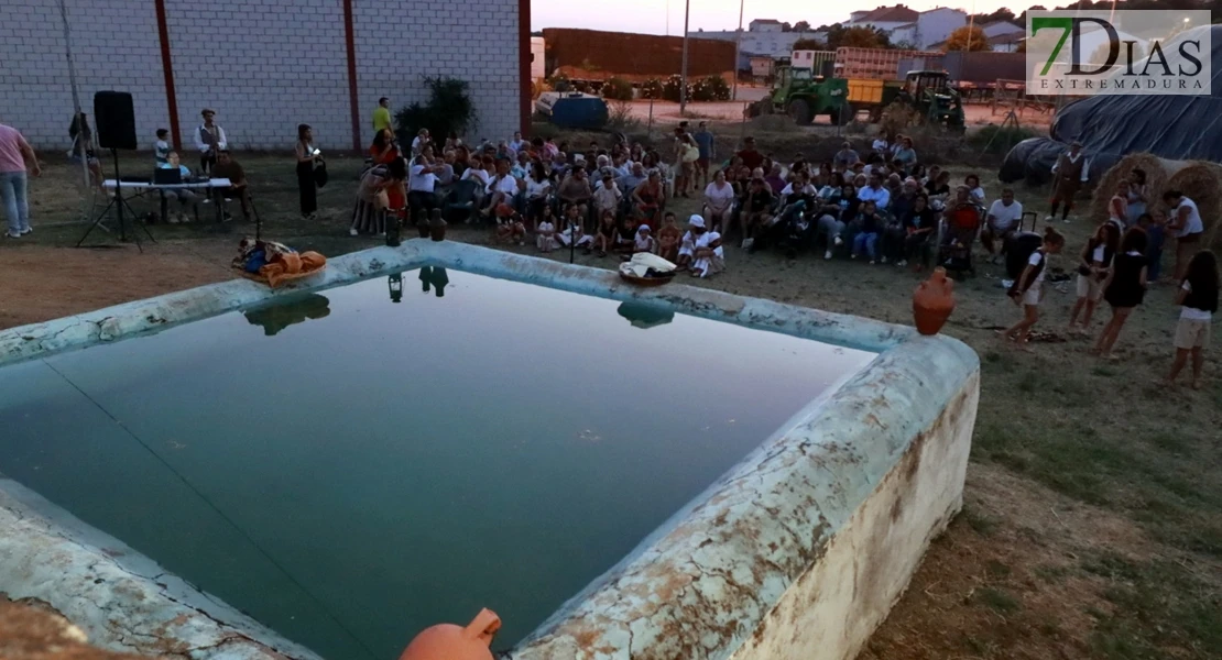Éxito en las calles de Barcarrota: actores, cantantes y multitud de público en la XI Visita Guiada Nocturna