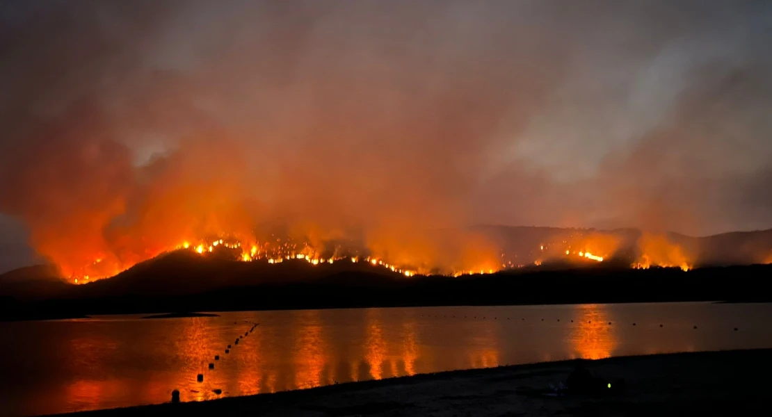 El incendio de Jarilla ha calcinado más de 6.000 hectáreas y se acerca a Plasencia