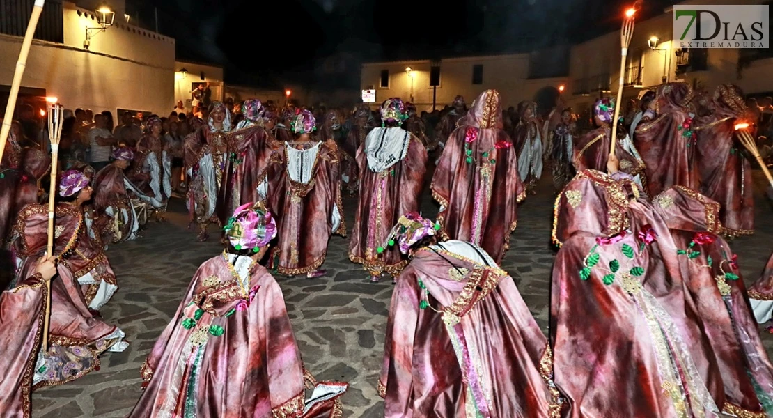 Cientos de visitantes acompañan a la Zaragutía Mora de Alconchel hasta su castillo