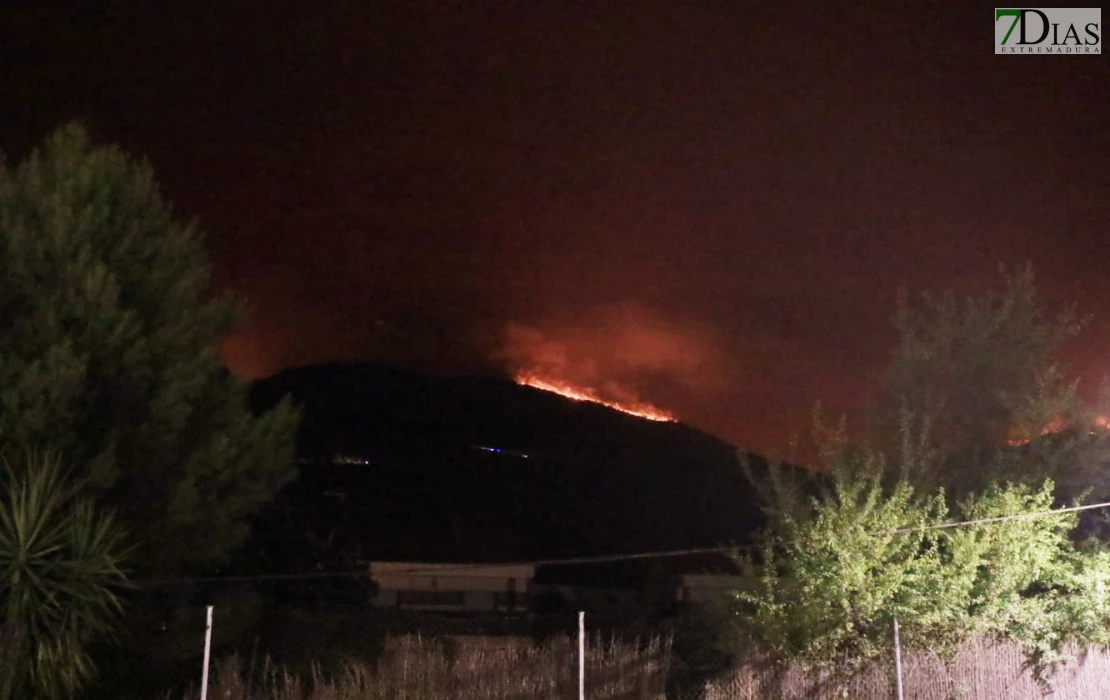 El incendio entra en Castilla y León: preocupan dos pueblos extremeños