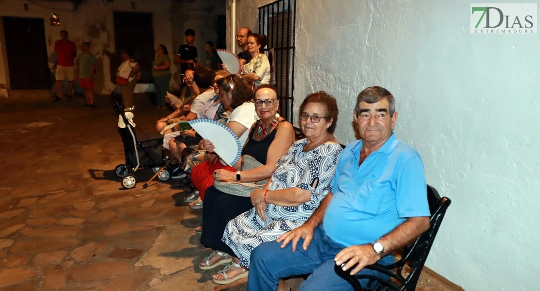 Cientos de visitantes acompañan a la Zaragutía Mora de Alconchel hasta su castillo