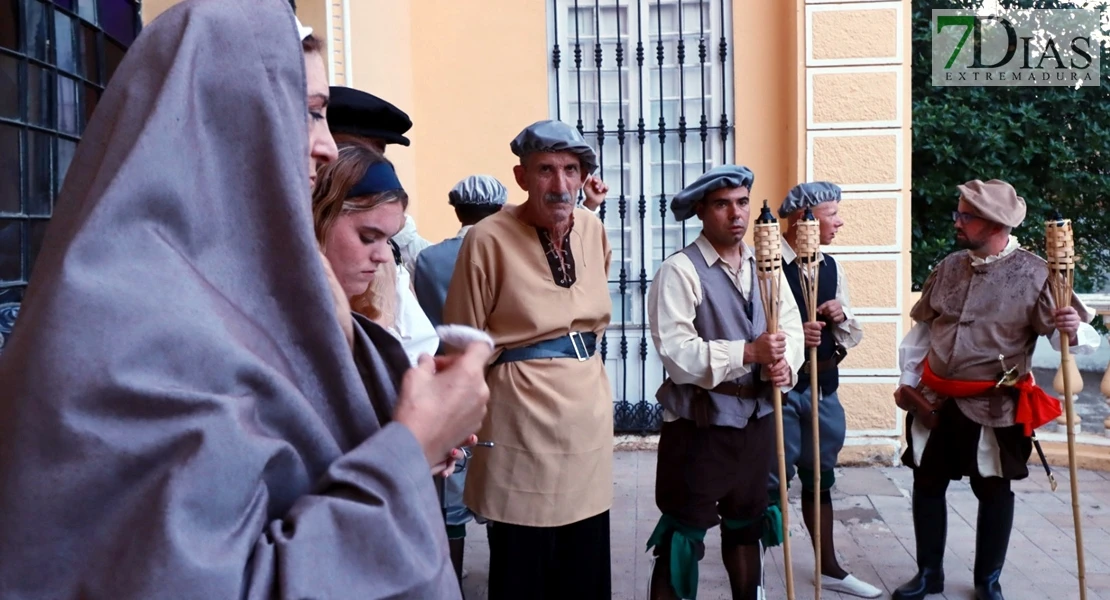 Éxito en las calles de Barcarrota: actores, cantantes y multitud de público en la XI Visita Guiada Nocturna
