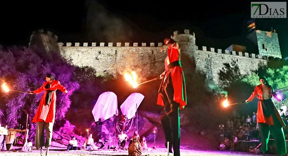 Cientos de visitantes acompañan a la Zaragutía Mora de Alconchel hasta su castillo