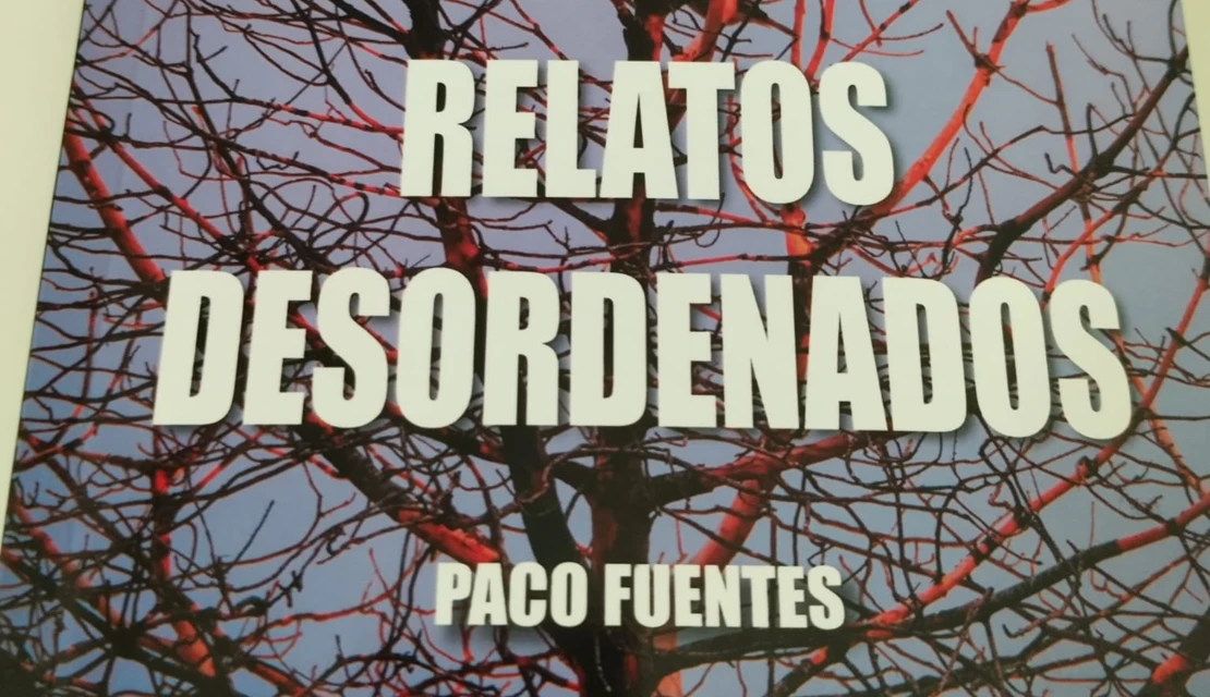 Paco Fuentes presenta Relatos desordenados, su nuevo libro con ecos de memoria, amor, exilio y resistencia