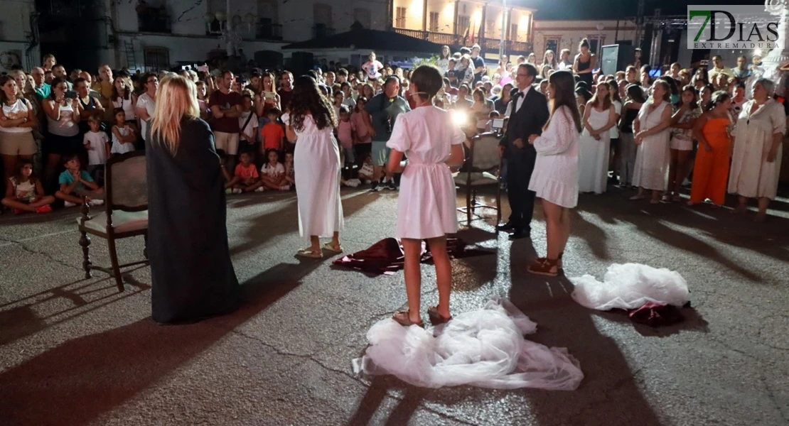 Cientos de visitantes acompañan a la Zaragutía Mora de Alconchel hasta su castillo