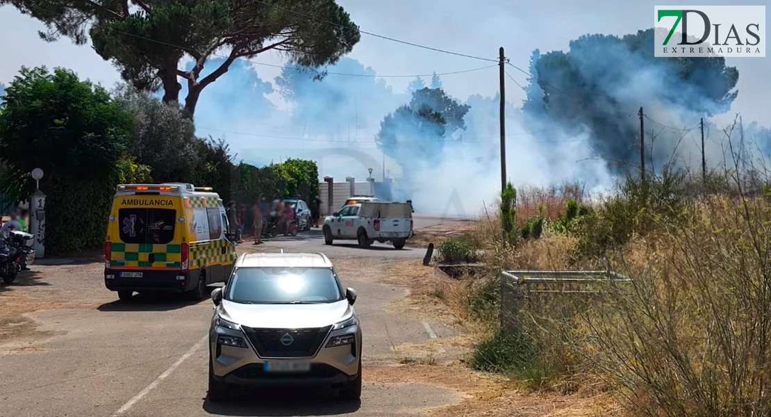 Peligroso incendio junto a viviendas en Badajoz: vecinos y bomberos luchan contra las llamas