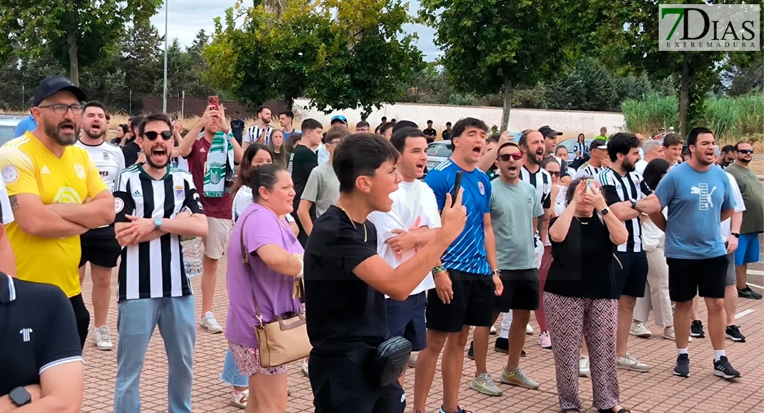 Protesta histórica de los aficionados del CD Badajoz: duros cánticos contra Oliver y Peña