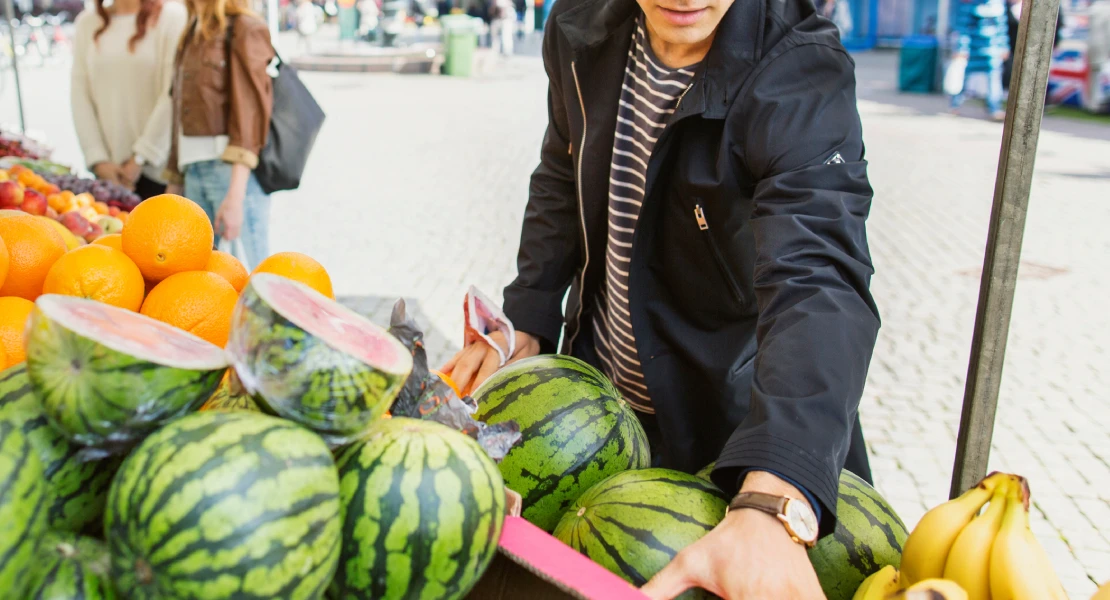 Siete pacenses investigados por robar fruta para venderla en el mercadillo de Badajoz