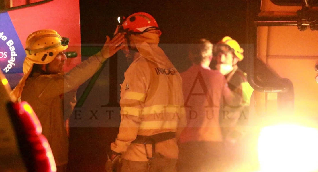 Contienen el fuego en Alburquerque junto al ‘Abuelo’, el alcornoque más simbólico de la sierra