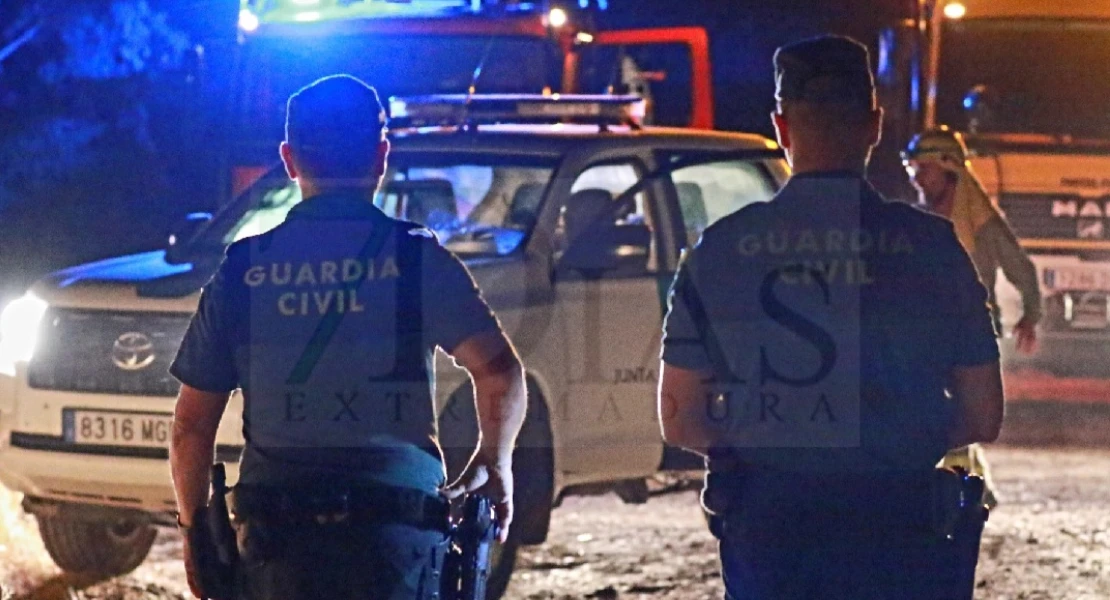 Contienen el fuego en Alburquerque junto al ‘Abuelo’, el alcornoque más simbólico de la sierra