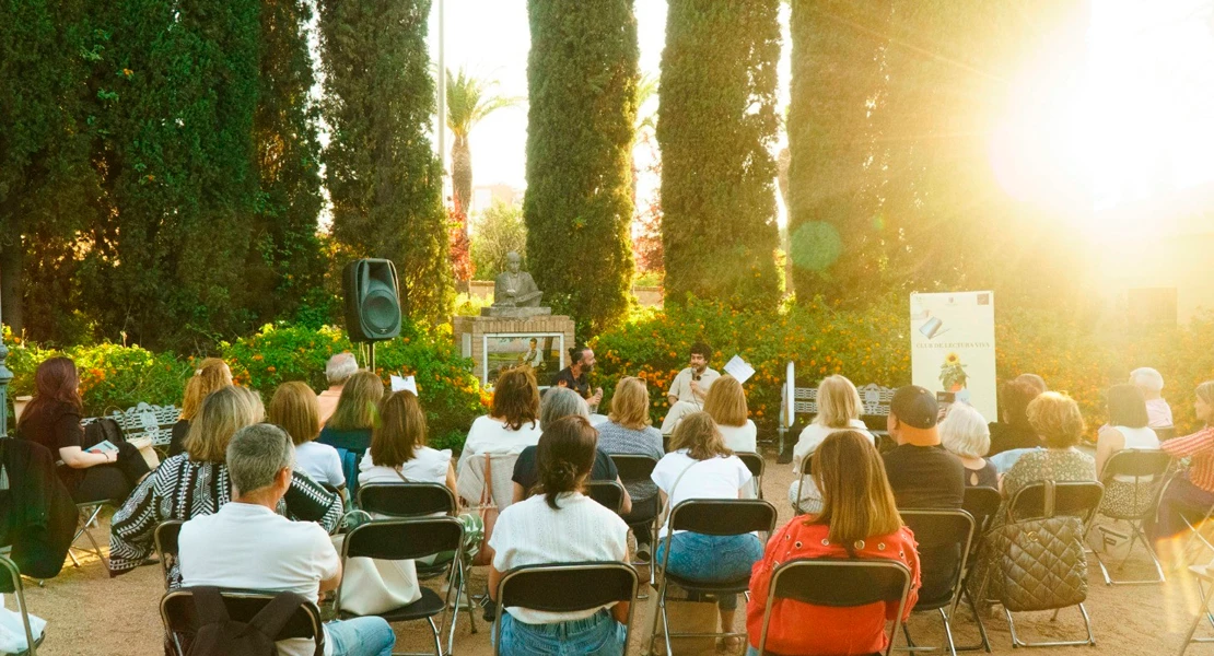 María Dueñas llenará el Parque de Castelar con el mayor club de lectura de Extremadura