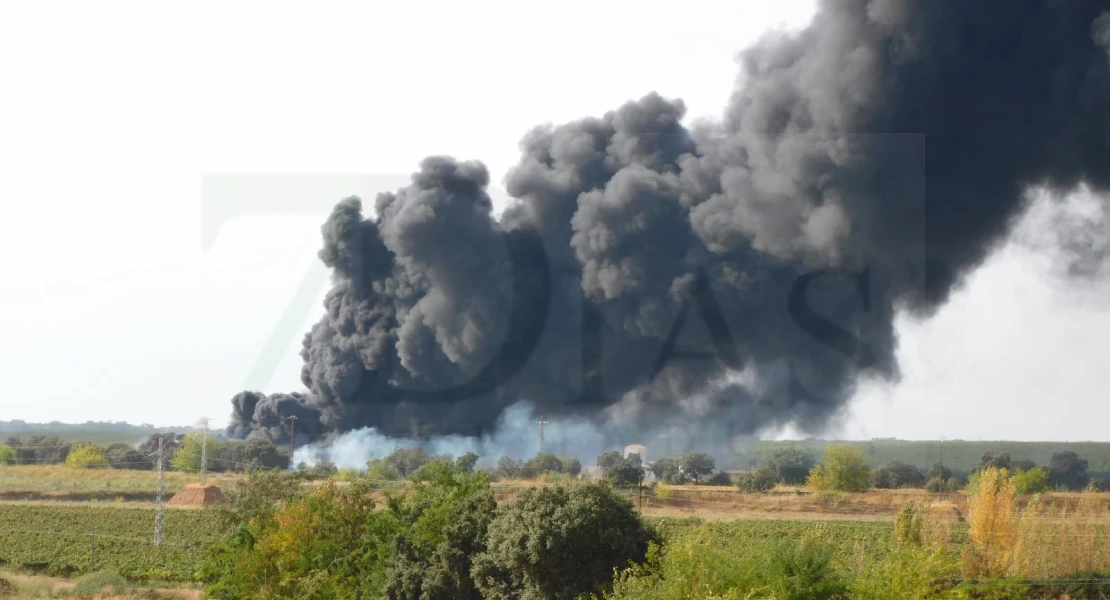 Un amplio dispositivo trabaja en un grave incendio forestal cerca de Badajoz