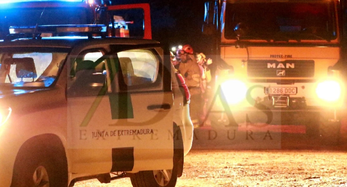 Contienen el fuego en Alburquerque junto al ‘Abuelo’, el alcornoque más simbólico de la sierra