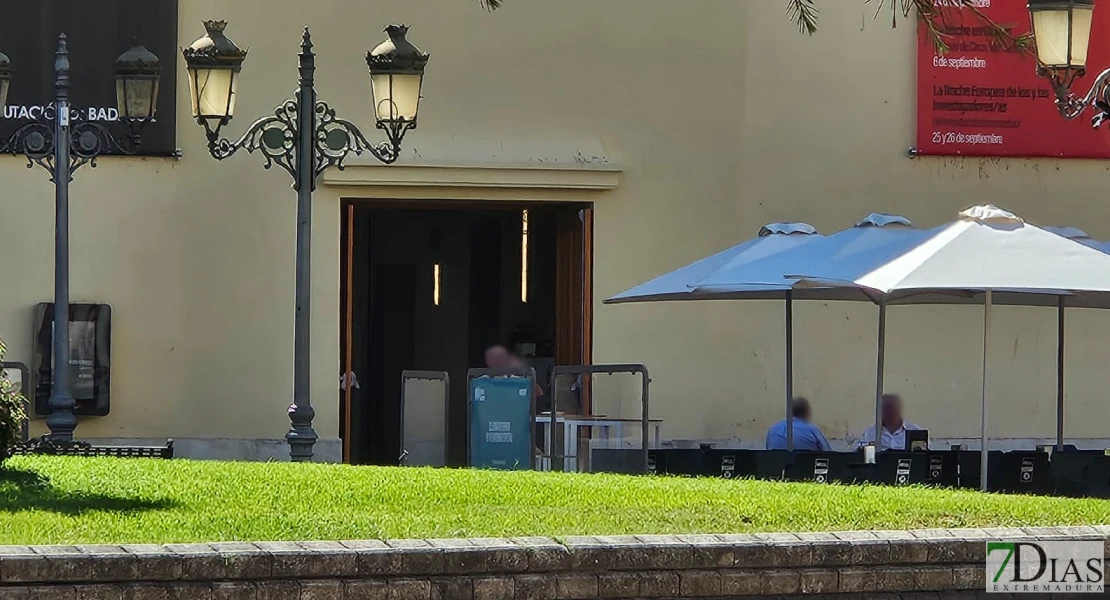 Polémica por las "puertas falsas" del Hospital Provincial en Badajoz