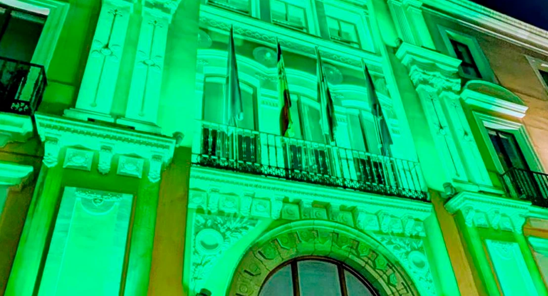 ¿Por qué se tiñen de verde los monumentos en Extremadura este jueves?