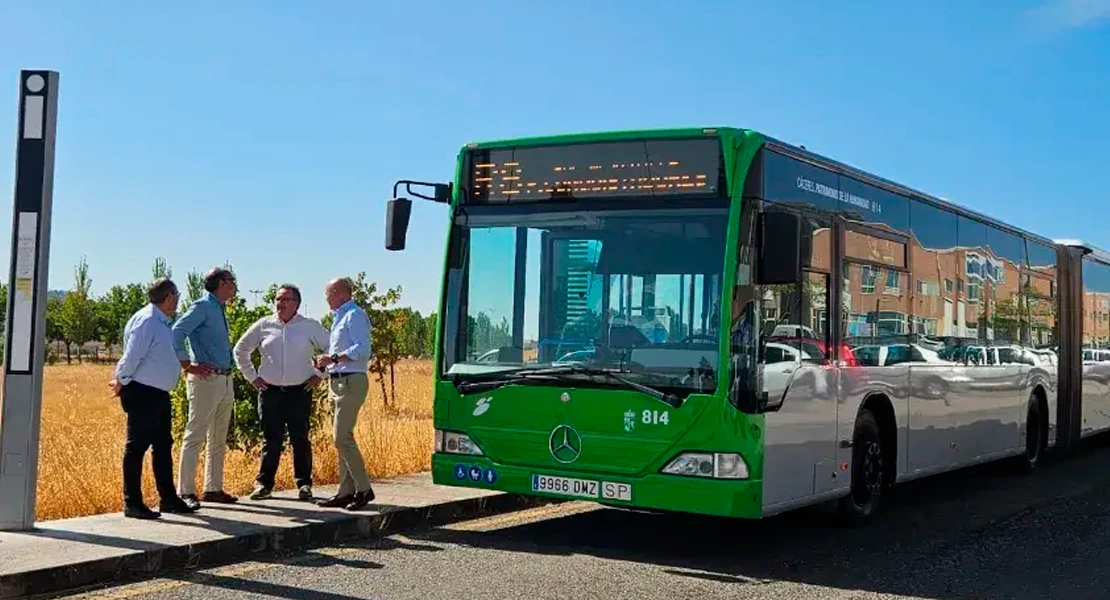 Cáceres instala las paradas de la nueva línea R8 de autobús urbano