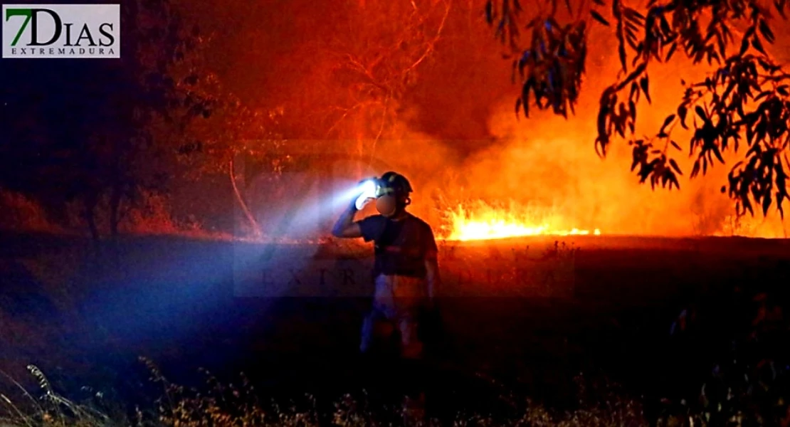 Bomberos de Badajoz trabajan en un incendio cercano a la A-5