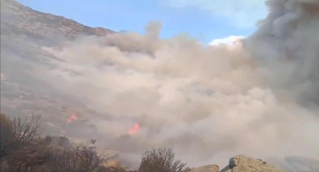 Un incendio de montaña en la provincia de Cáceres empeora y amenaza viviendas
