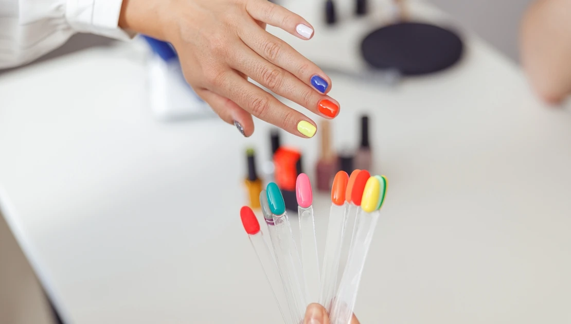 Prohíben dos sustancias tóxicas en esmaltes semipermanentes