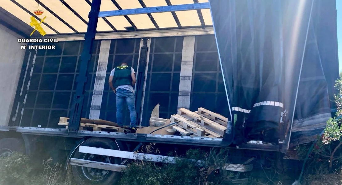 Un camión sufre un accidente y varias personas roban la carga en la carretera Cáceres-Badajoz
