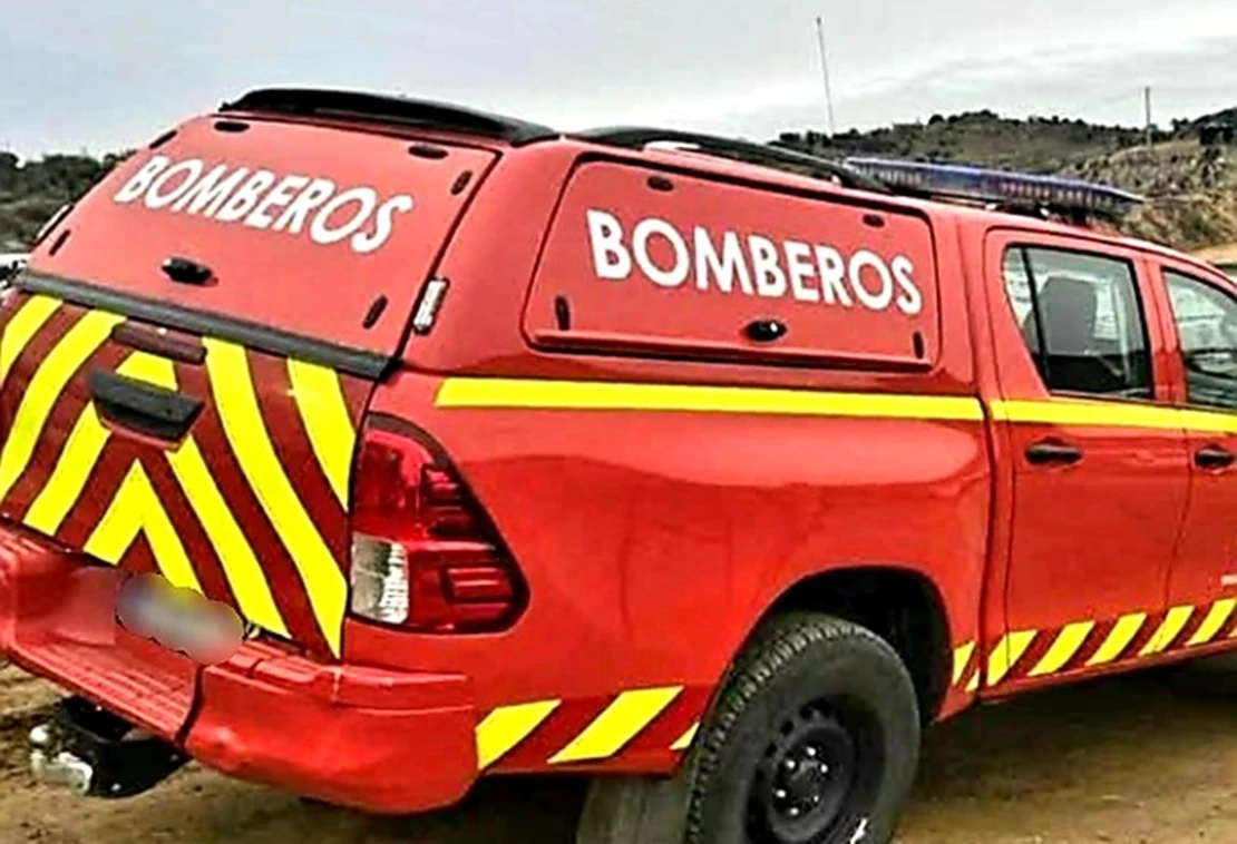 Bomberos del CPEI rescatan a una mujer tras un accidente en la EX-112