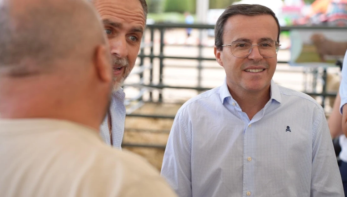 Gallardo pone en marcha una agenda de trabajo en las zonas afectadas por el incendio de Jarilla y su entorno