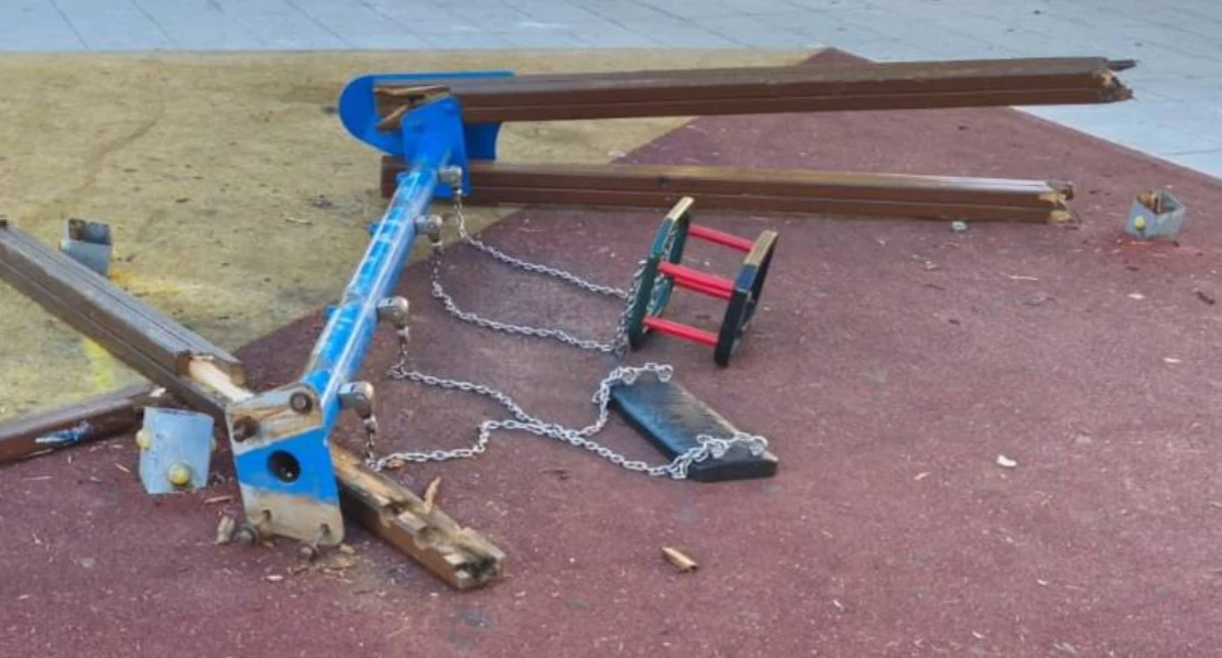 Destrozan el parque infantil de El Progreso: "Vandalismo en estado puro"