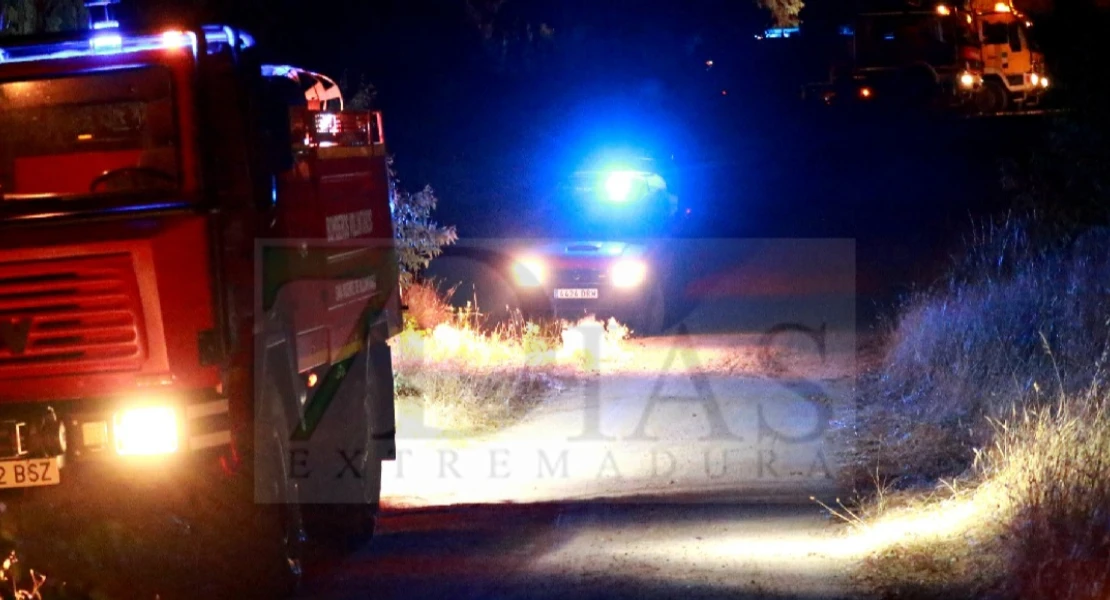 Contienen el fuego en Alburquerque junto al ‘Abuelo’, el alcornoque más simbólico de la sierra