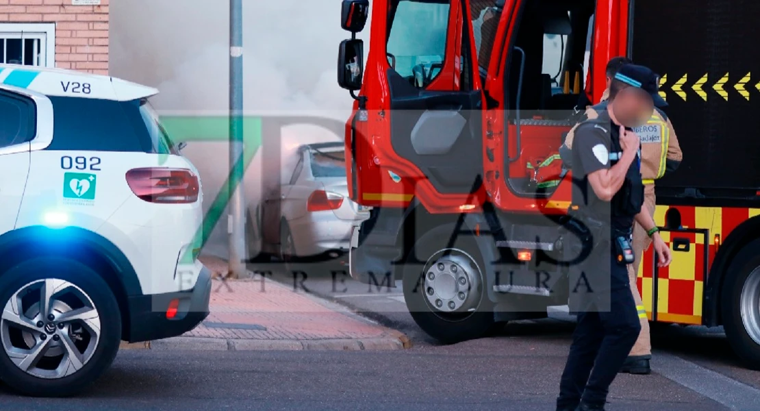 Arde un coche en la urbanización Guadiana (BA): intenso trabajo de los bomberos