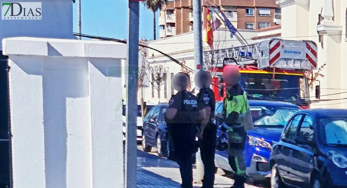 Cortan la calle Godofredo Ortega y Muñoz de Badajoz por la caída de un cable