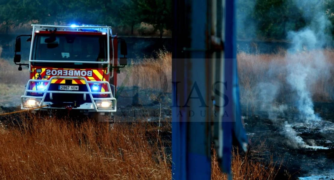 Los bomberos se movilizan por un incendio en Cerro de Reyes