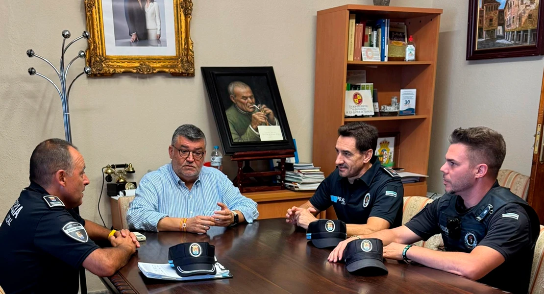 Dos agentes de Policía Local salvan la vida de un vecino en Los Santos de Maimona