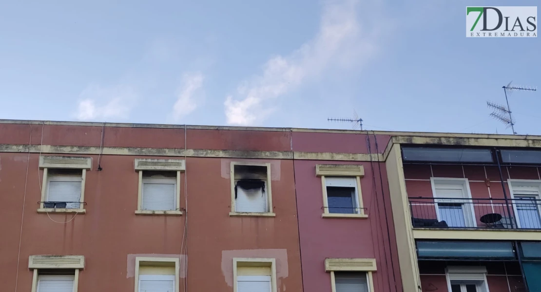 Gran despliegue por un incendio en un bloque de la av. Santa Marina de Badajoz