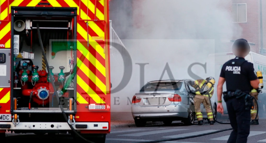 Arde un coche en la urbanización Guadiana (BA): intenso trabajo de los bomberos