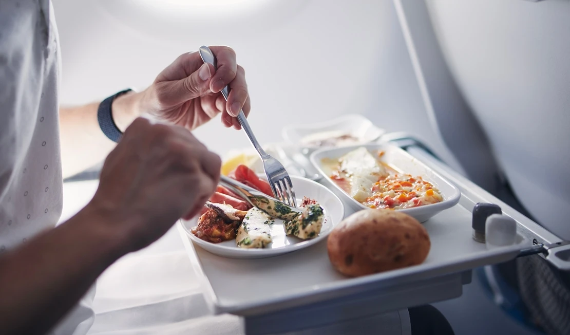 Por qué algunos vuelos llevan comida gratis y otros no