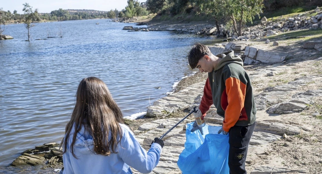Estudiantes de Olivenza y Elvas limpian el Guadiana