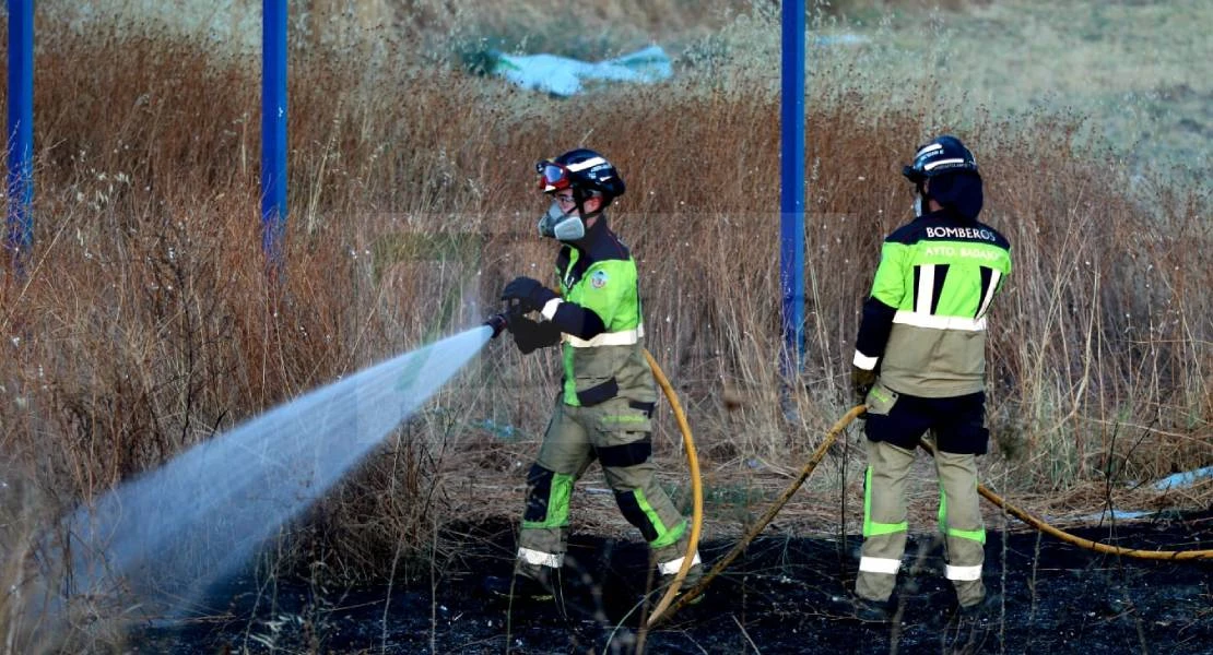 Los bomberos se movilizan por un incendio en Cerro de Reyes