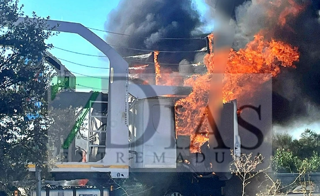Se incendia un tráiler mientras circulaba por la A-5 en Badajoz