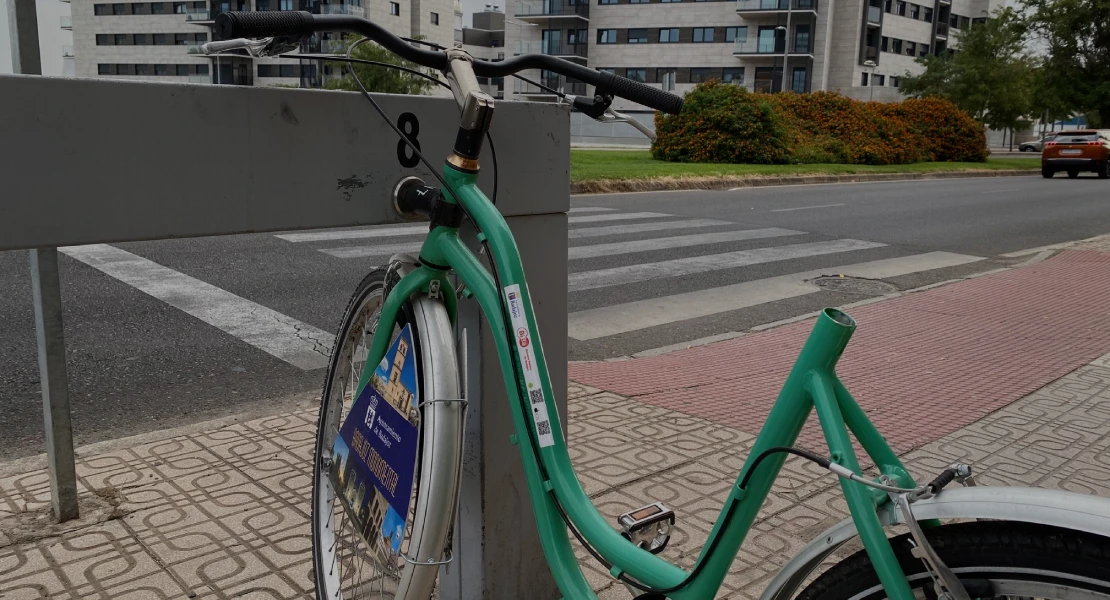 "Sin sillín y con ruedas pinchadas": El PSOE de Badajoz critica la gestión del servicio de bicicletas públicas