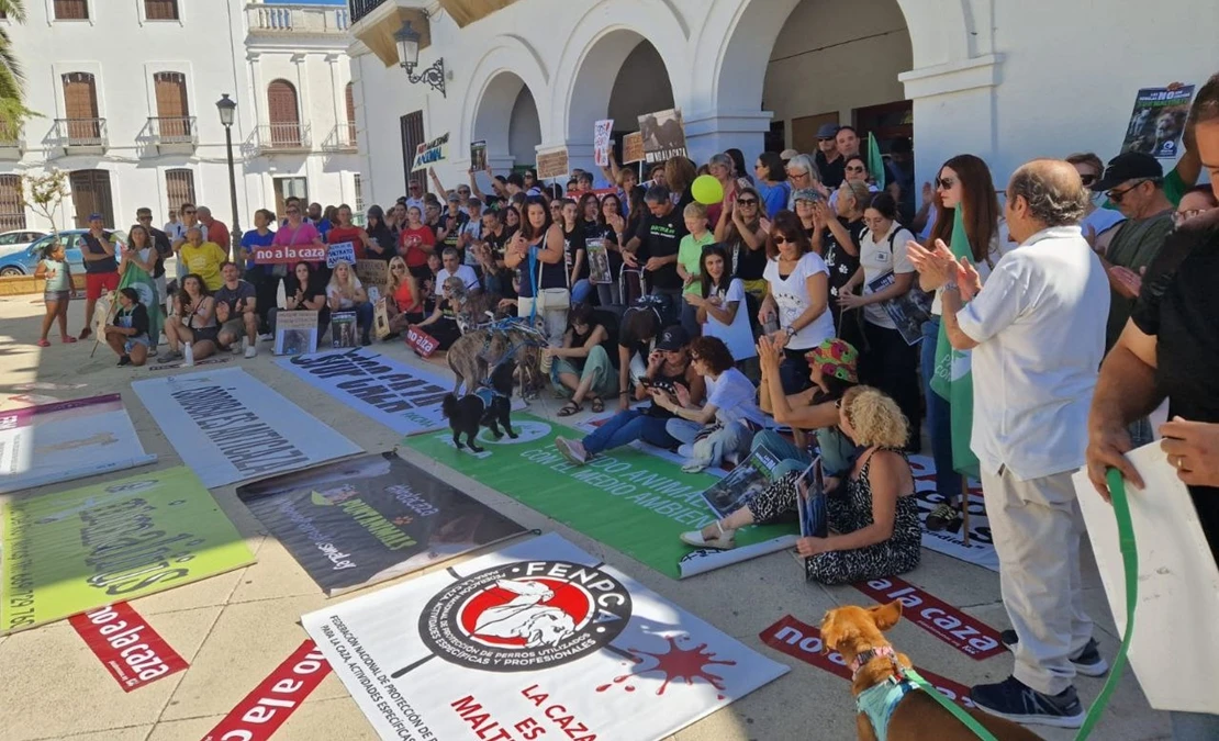 Concentración en Azuaga para exigir justicia por la muerte de los 32 perros de caza