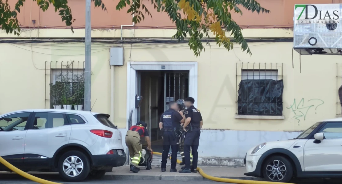 Hallan el cuerpo sin vida de una joven de 29 años en la vivienda incendiada de Badajoz