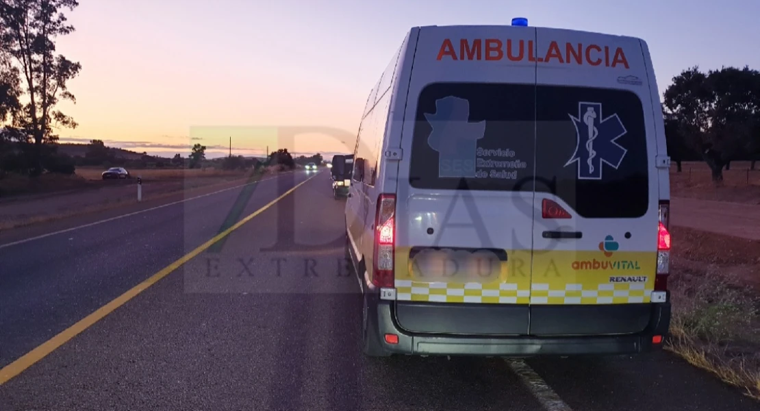 Se desprende una rueda de un coche y choca contra un tráiler en la N-432