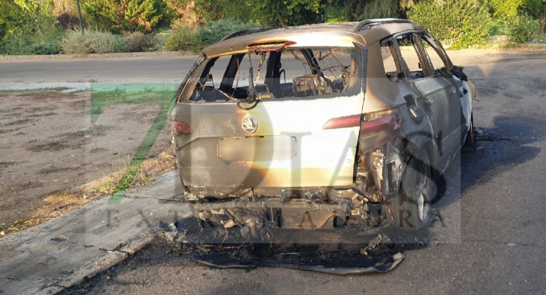 Arde un otro coche en las calles de Badajoz durante la madrugada