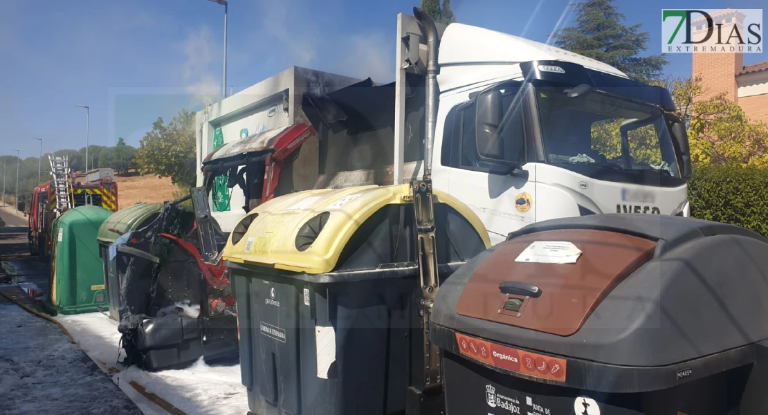 Se incendia un camión de basura en Las Vaguadas mientras recogía residuos