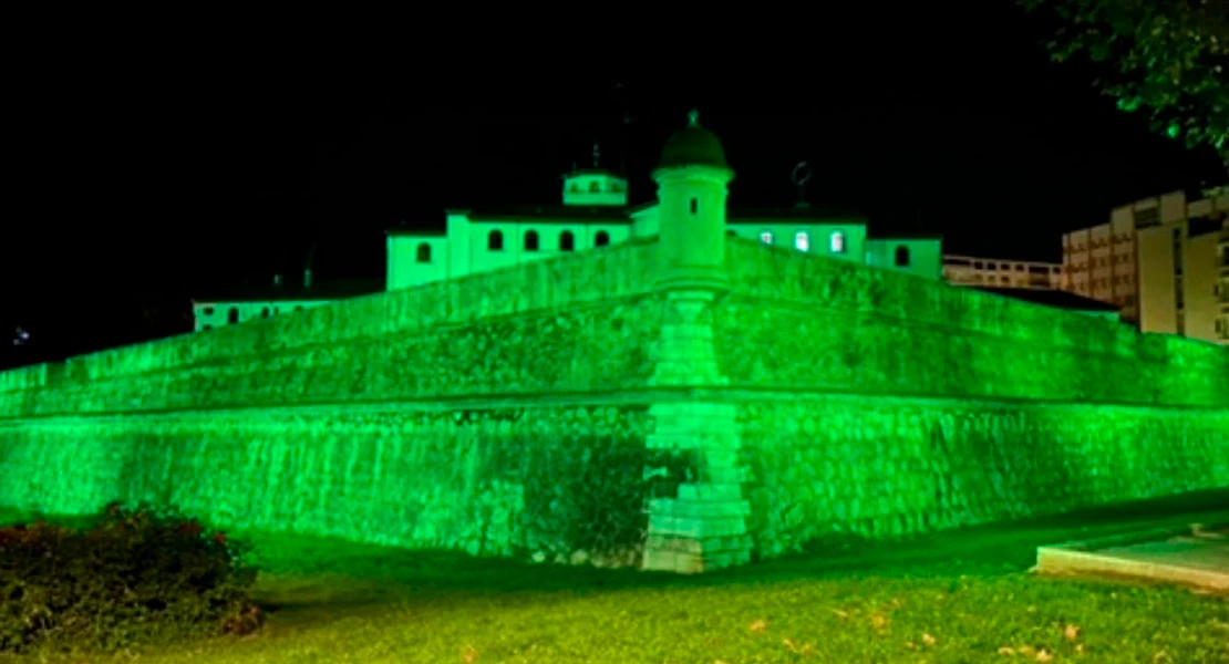 ¿Por qué se tiñen de verde los monumentos en Extremadura este jueves?