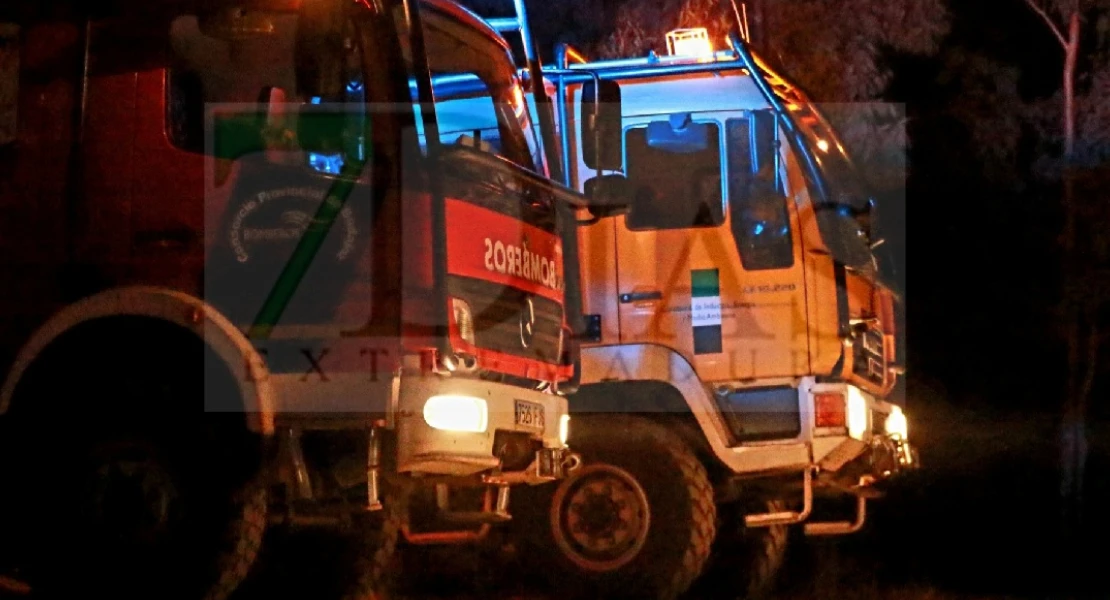 Contienen el fuego en Alburquerque junto al ‘Abuelo’, el alcornoque más simbólico de la sierra