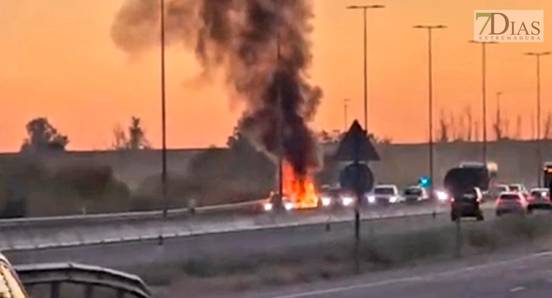 Un coche arde en Badajoz y provoca el caos en la carretera de Madrid