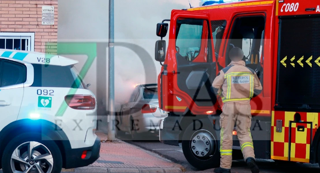 Arde un coche en la urbanización Guadiana (BA): intenso trabajo de los bomberos